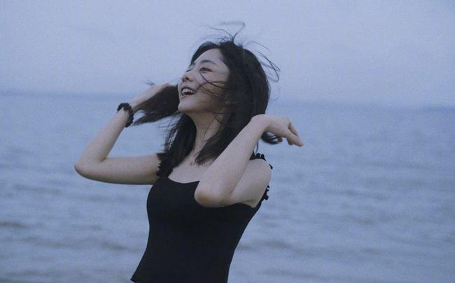谭松韵不愧是元气少女本人!海边写真氛围感满满,吊带背心好可爱