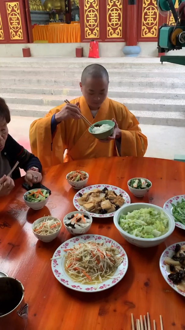 这就是少林寺的斋饭,虽然普通,却是正确的吃饭方式!