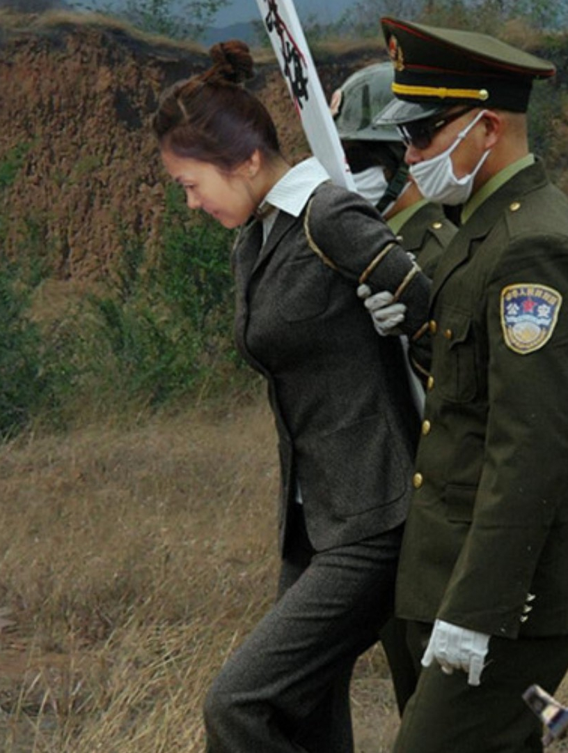 2005年我国执行枪决真实影像,死刑犯真实的反应,令人感到震撼6-度小视