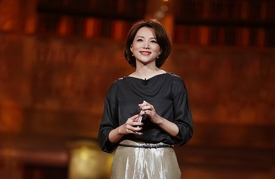 回顾事实证明消失的央视一姐董卿已经走上另一条大道