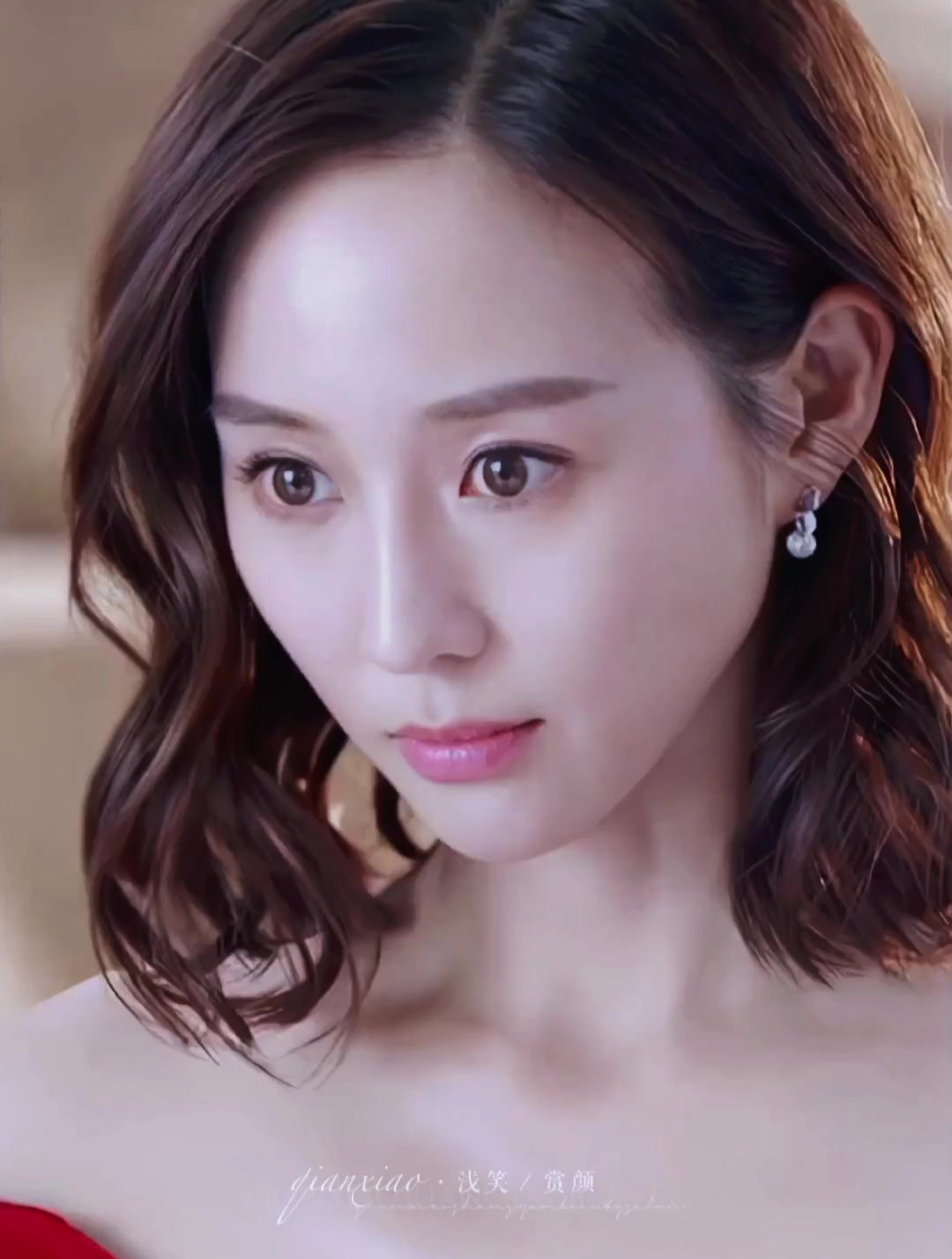 张钧甯颜值真抗打,纯素颜皮肤紧致无皱纹,38岁嫩似女大学生