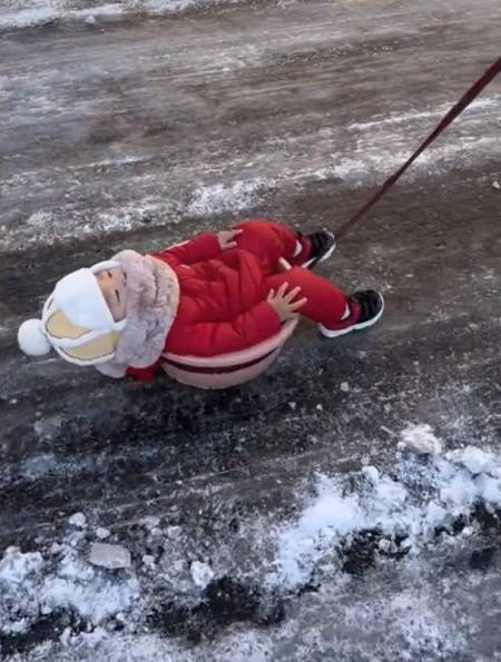 爸爸用盆自制滑雪装置遛娃,网友:这是名副其实的"小盆友"-度小视