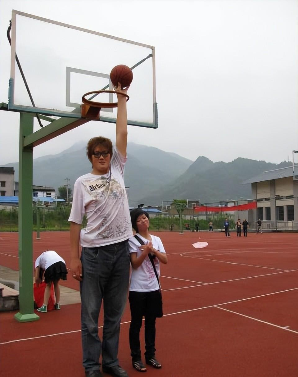 回顾亚洲巨人张欢身高238米被姚明视为接班人如今怎样了