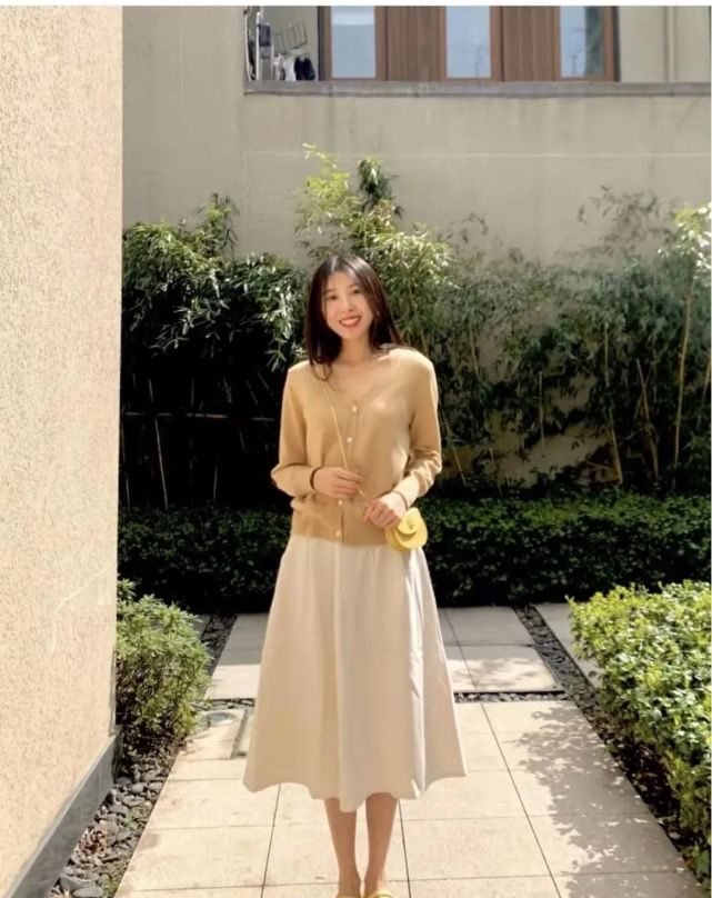 米色半身裙搭配什么颜色上衣好看