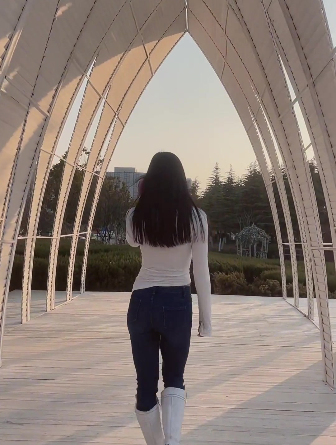 一般背面好看的女生,正面都不咋滴