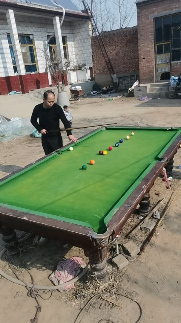 农村大哥是个高手,那么破的台球桌都能打的这么好