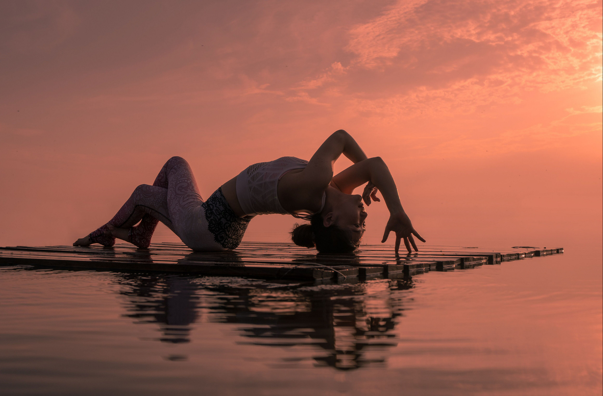以下是十个趴着的瑜伽动作:下犬式,猫式,婴儿式,犁式,昆达里尼式,休息