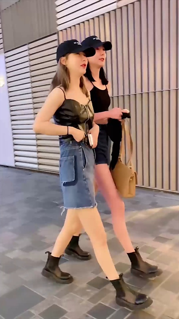 蓓蓓爱路拍果然性感在可爱面前一文不值小姐姐笑起来好亲