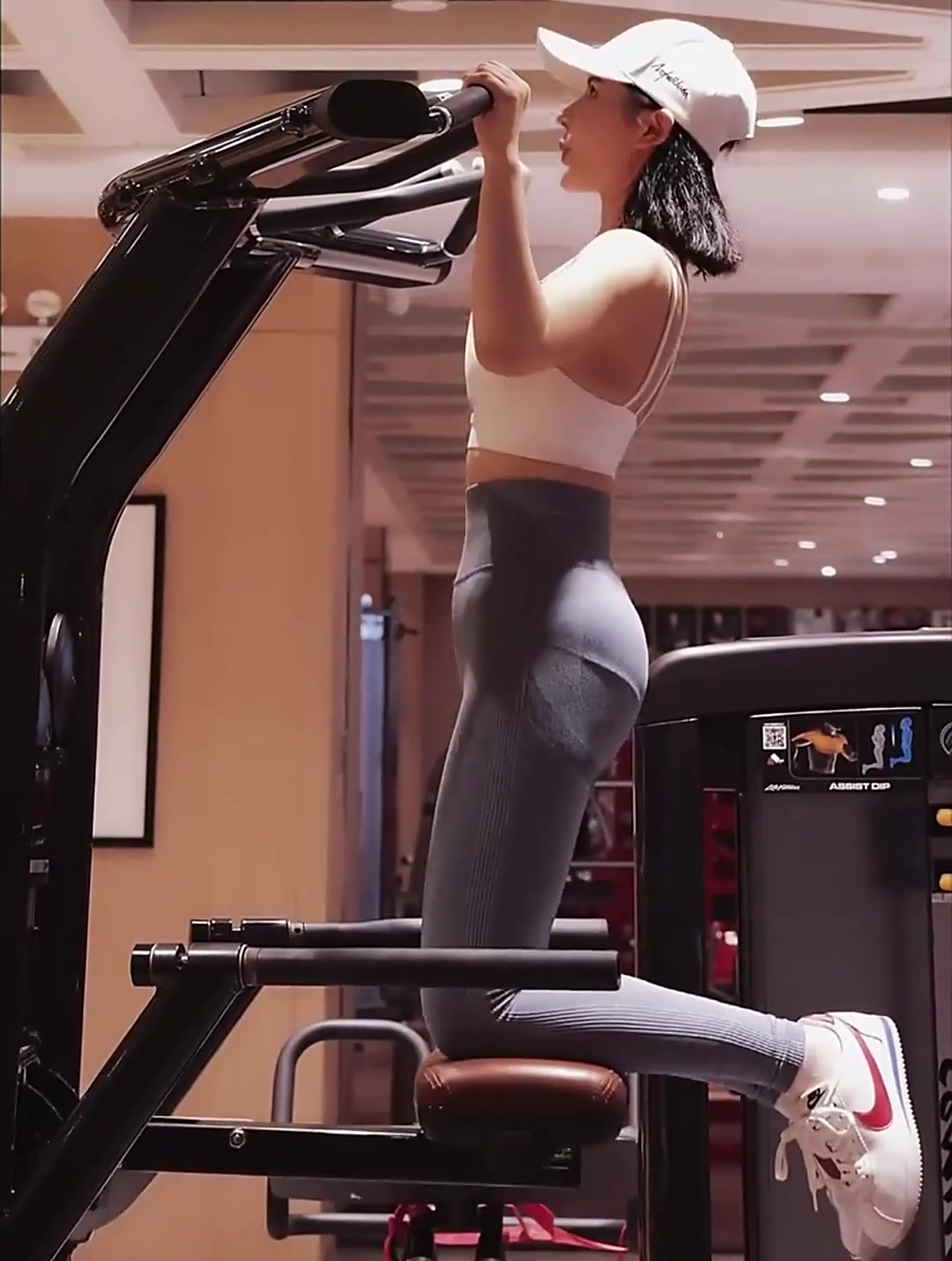 健身房邂逅一位美女,非常努力的在训练,这才是真正的女神!