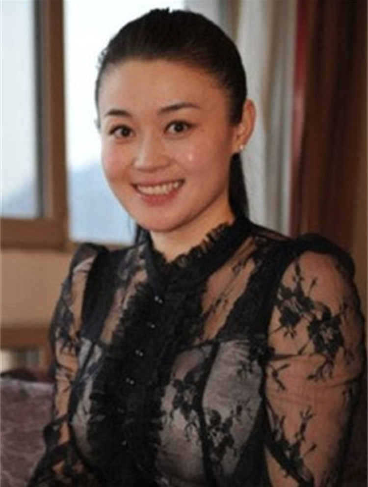 赵本山御用媳妇关婷娜,21岁被看中跟16年,今37成富婆依然单身7