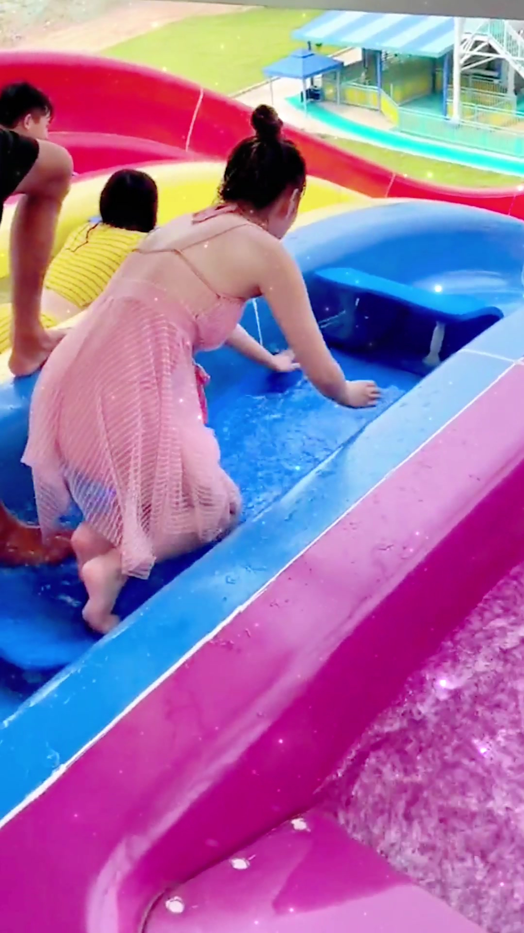 水上乐园的泳装小姐姐,看到她穿的这身比基尼,真是太性感了