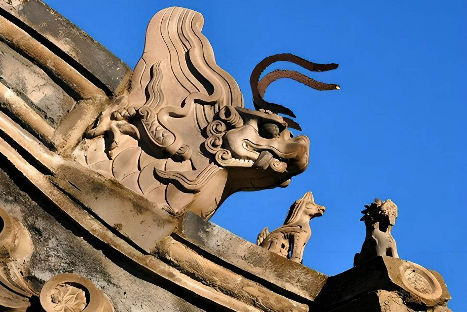 《山海经》中的嘲风是一种神秘的神兽,具有独特的外表和神秘的气质.