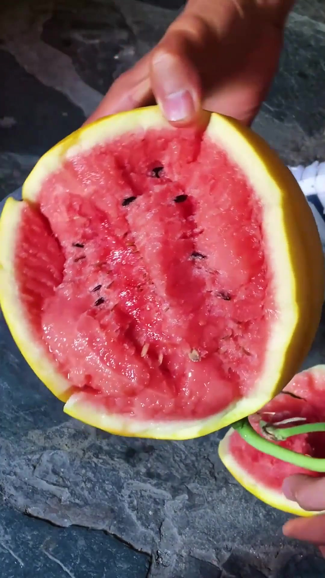 第一次见这样的西瓜,这是转基因的吗?不会吃出事来吧?