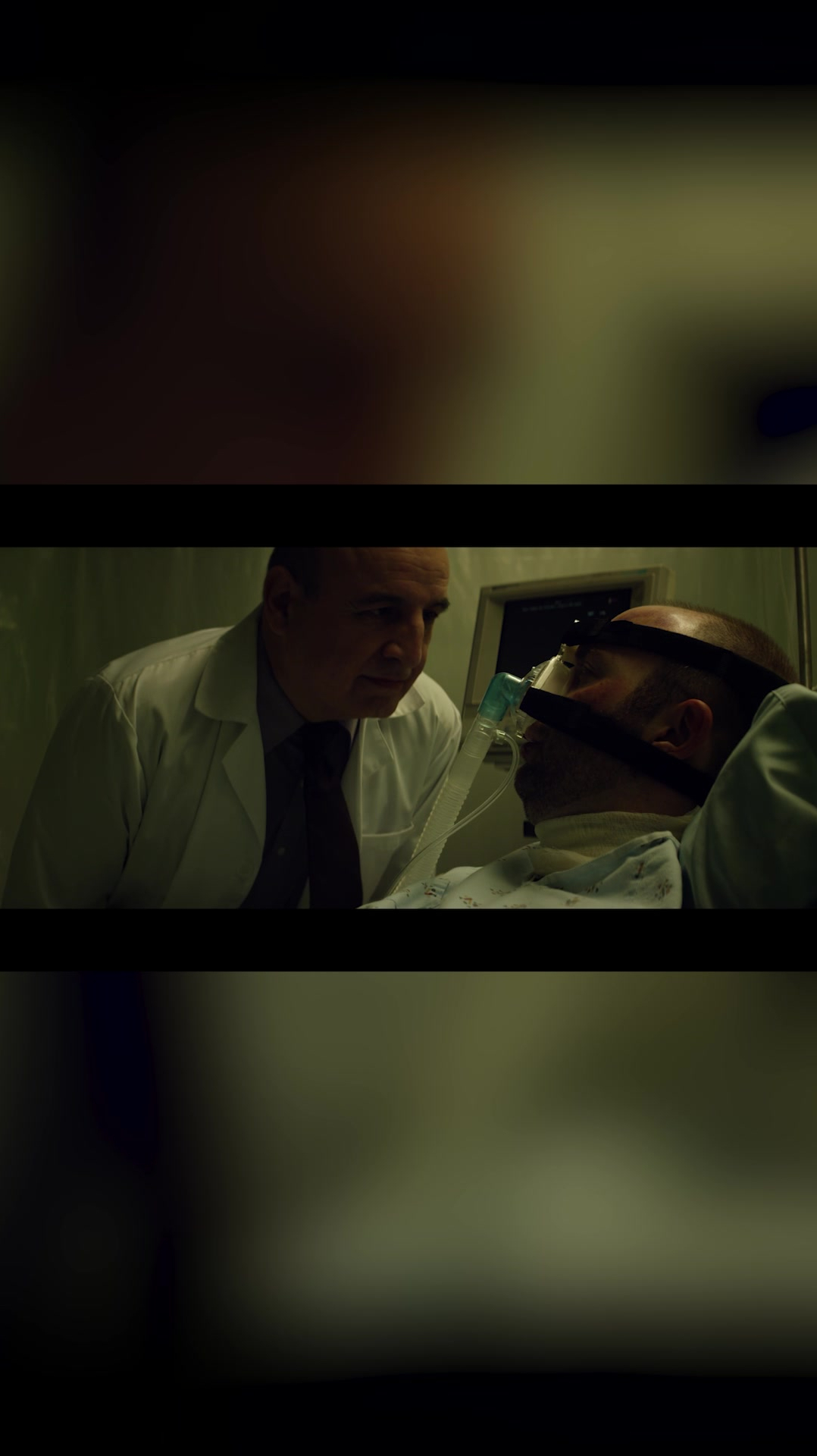 神秘感染2:男子躺在床上,身上还插着氧气管