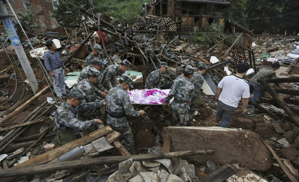 08年汶川地震,四川男孩救下以色列少女,13年后重逢被授予金奖章