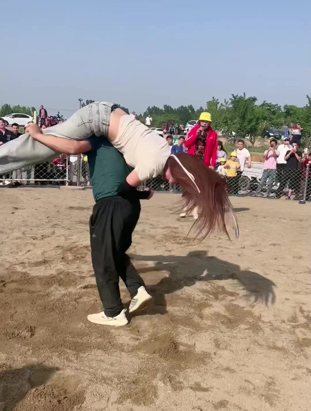 农村男女混合摔跤比赛,这美女腰带都没有,真怕她裤子都被摔下来