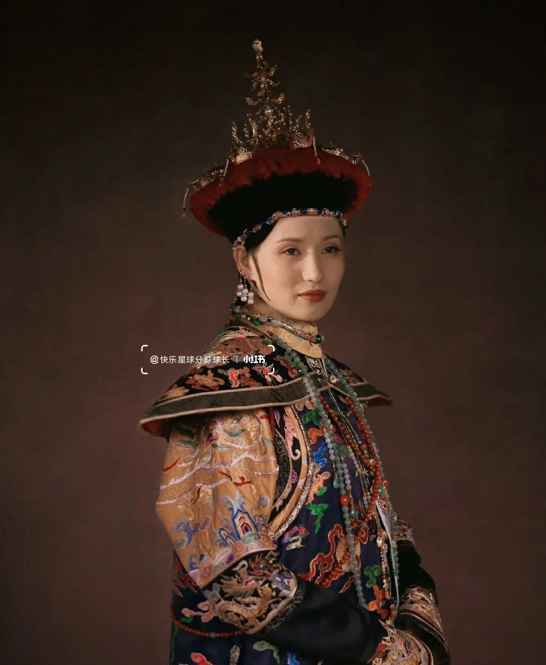 当《甄嬛传》的娘娘们穿上朝服,眉姐姐端庄大气,但世兰更美