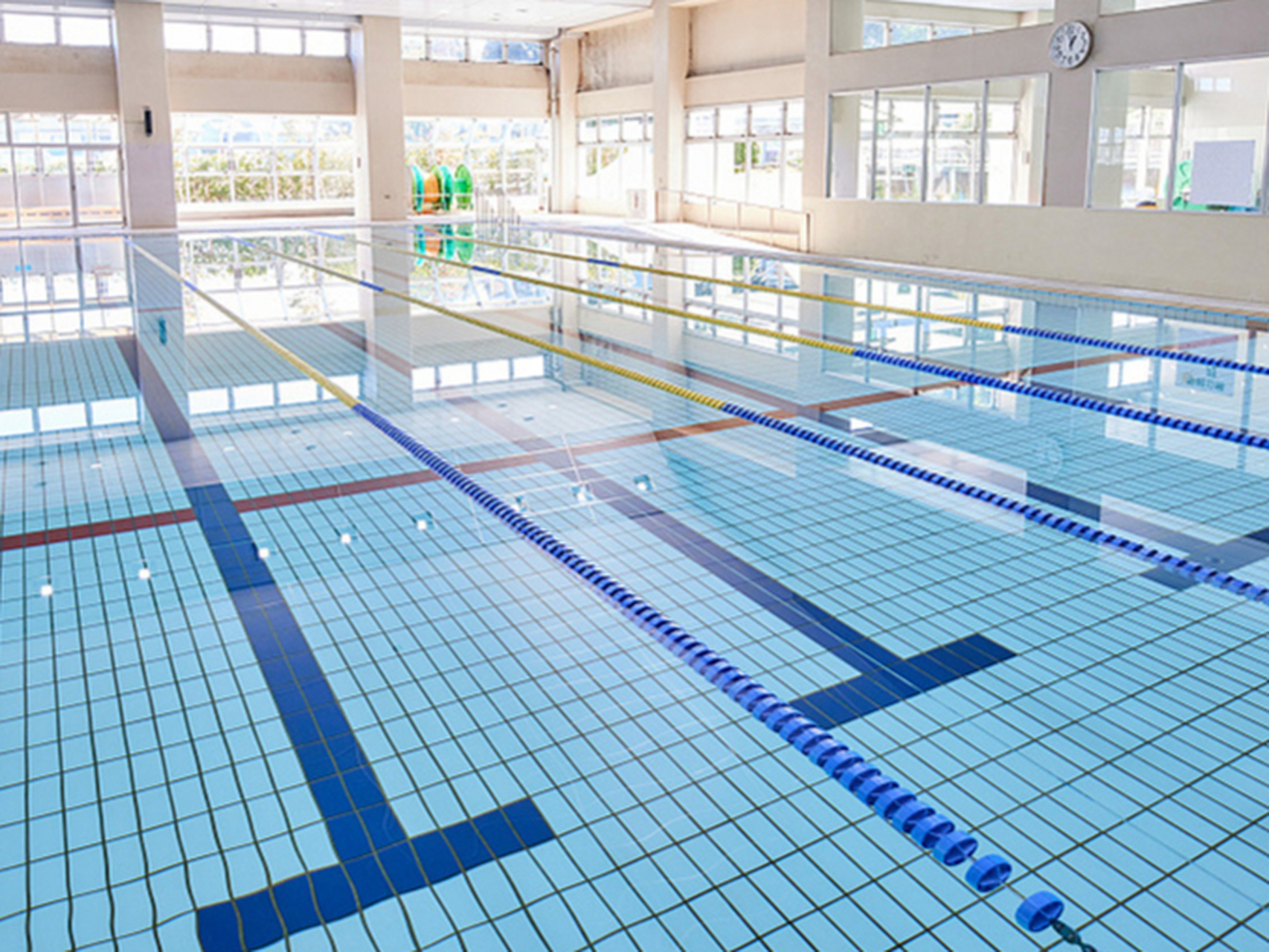 泳池砖是一种专门用于游泳池铺设的砖块,它具有防滑,耐磨,耐腐蚀等