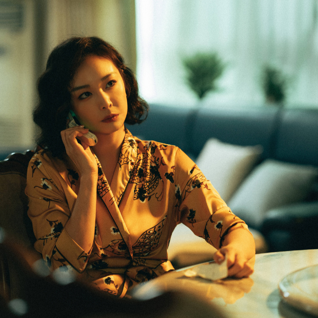 狂飙陈舒婷大衣搭蚕丝裙,黑帮大嫂秒变知性女,烈焰红唇极致美艳