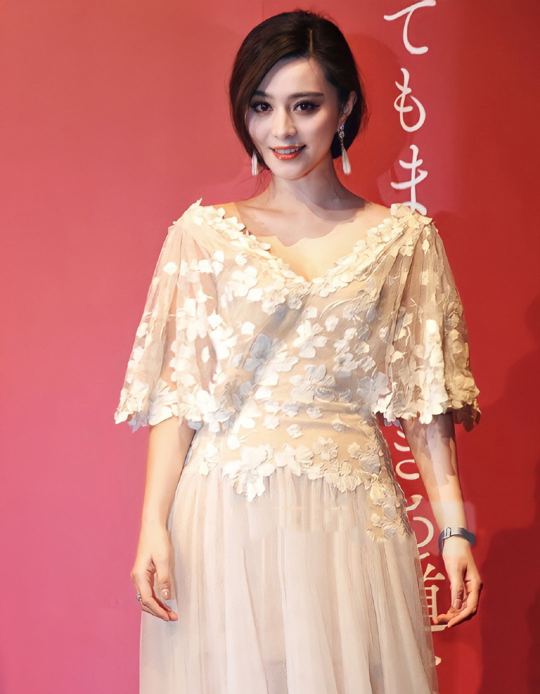 范冰冰太适合穿仙女裙了,腰身盈盈一握,蕾丝刺绣甜美温婉