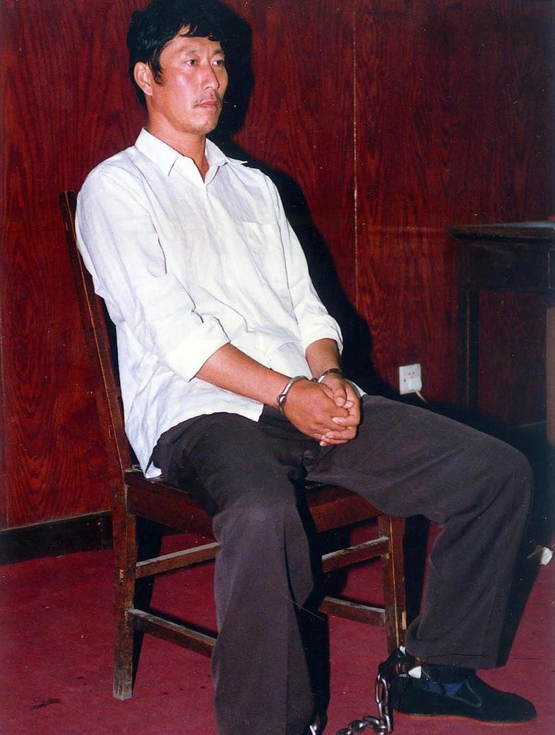 白宝山在乌鲁木齐受审画面,40岁已经头发苍白,尽显老态2-度小视