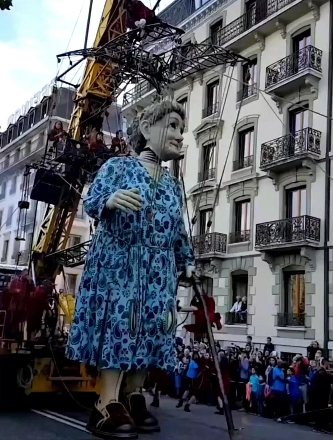 国外出现巨型提线木偶,网友:这场面还是第一次见!