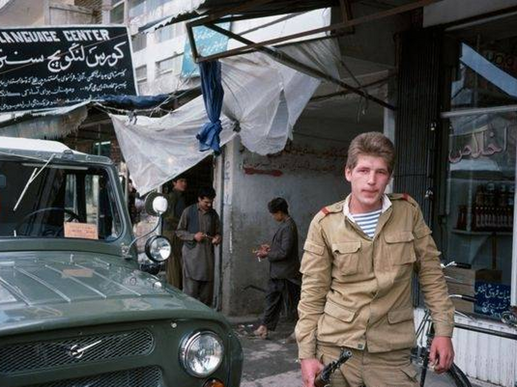 老照片 入侵阿富汗的苏联士兵   1988年,阿富汗首都喀布尔,一名苏联