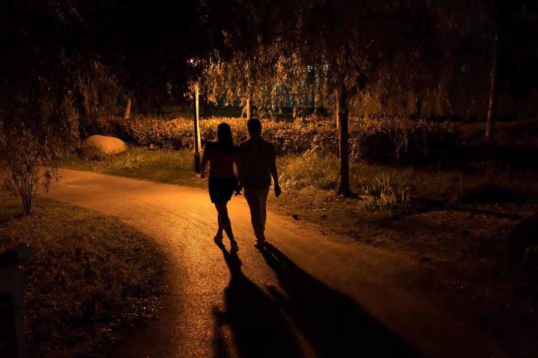 晚上散步与早上跑步相比,两者有什么区别,哪个健康些?