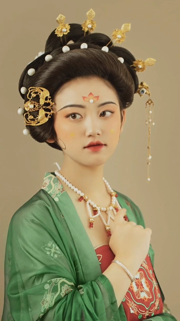 柳然唐代花钿灵感妆 唐朝歪髻花钿造型-度小视