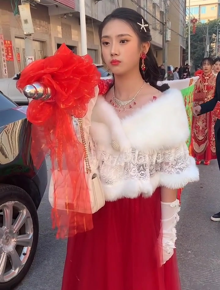 潮汕女孩扛大旗,能抗头旗的,都是富豪家的女儿!-度小视