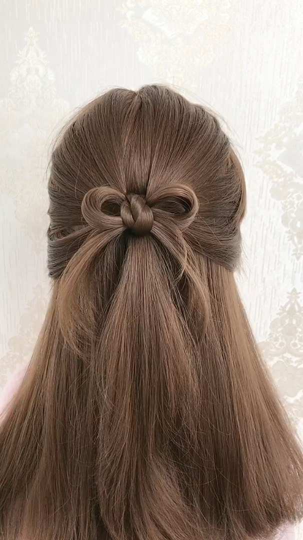 披肩发型蝴蝶结的简单扎法