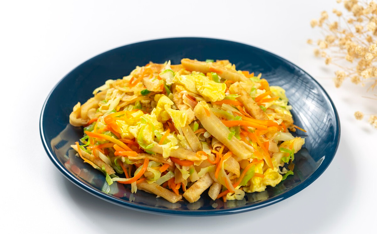 自己在家做鸡蛋炒饼丝,简单又好吃,不知道吃什么的,就试试吧