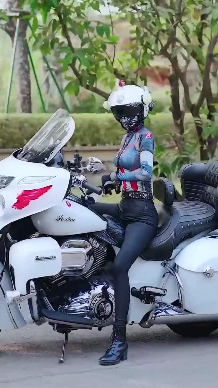 女骑手曼妙的身材,勾人的眼神,风一样的速度