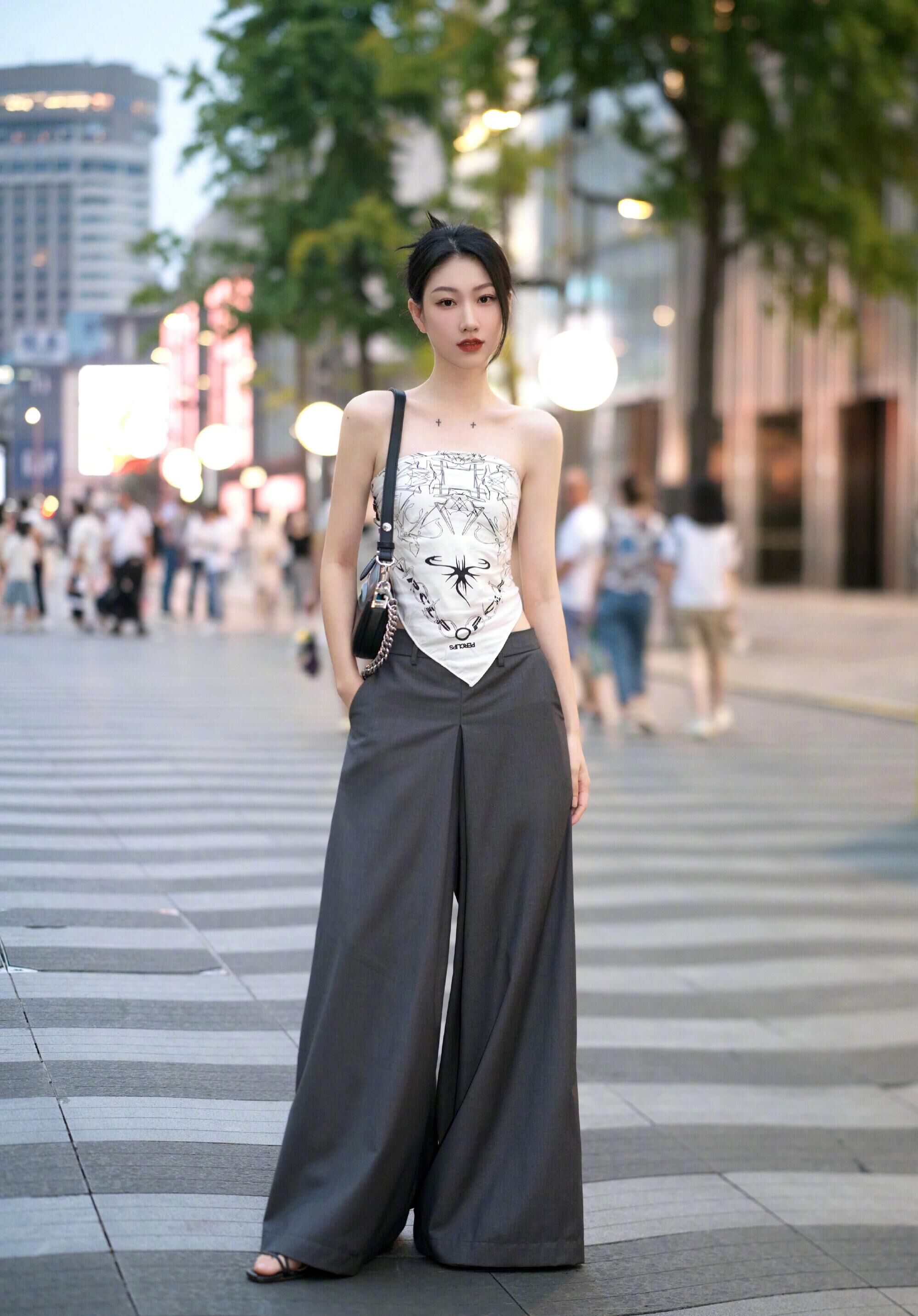 行走在杭州街头的女人,随便一拍就是"风景",太吸睛