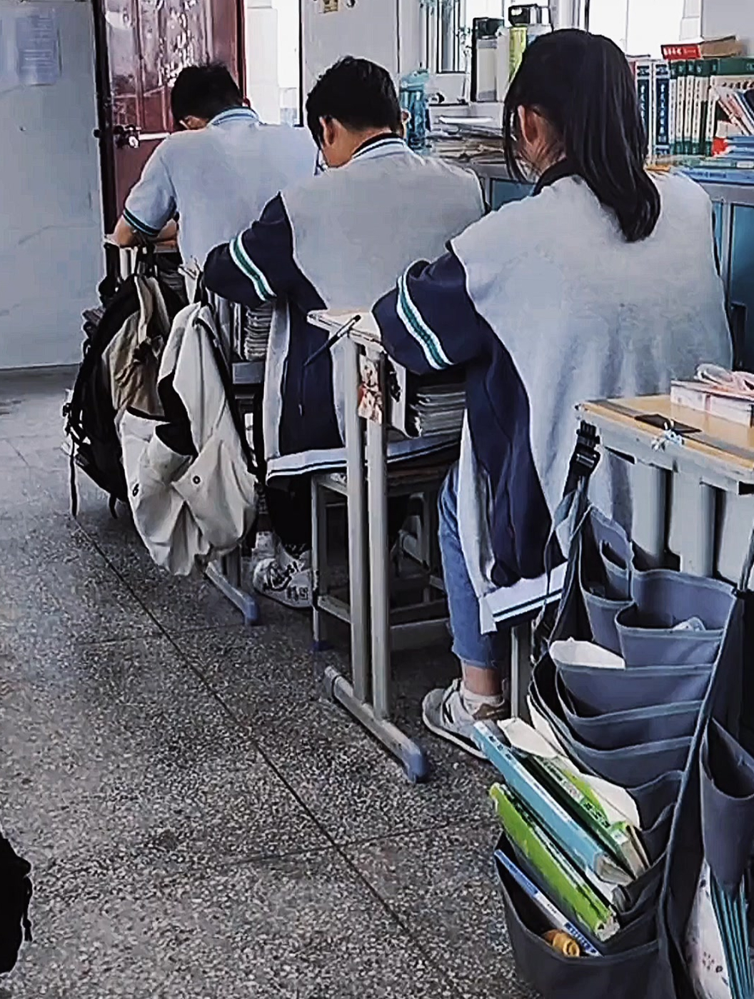 前后桌的礼尚往来?还记得你上学的时候做过这样的事吗?