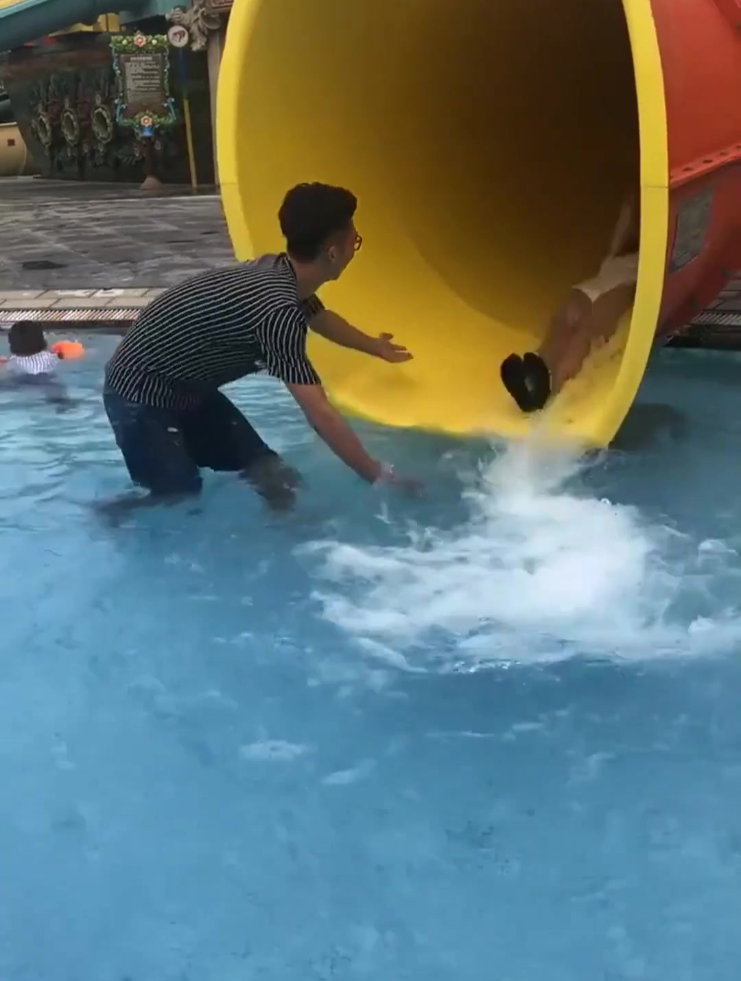 水上乐园实拍,遇到这样的救生员一点没辙,网友:绝对是故意的