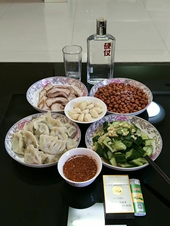 一盘饺子,猪头肉,拍黄瓜,炸个花生米