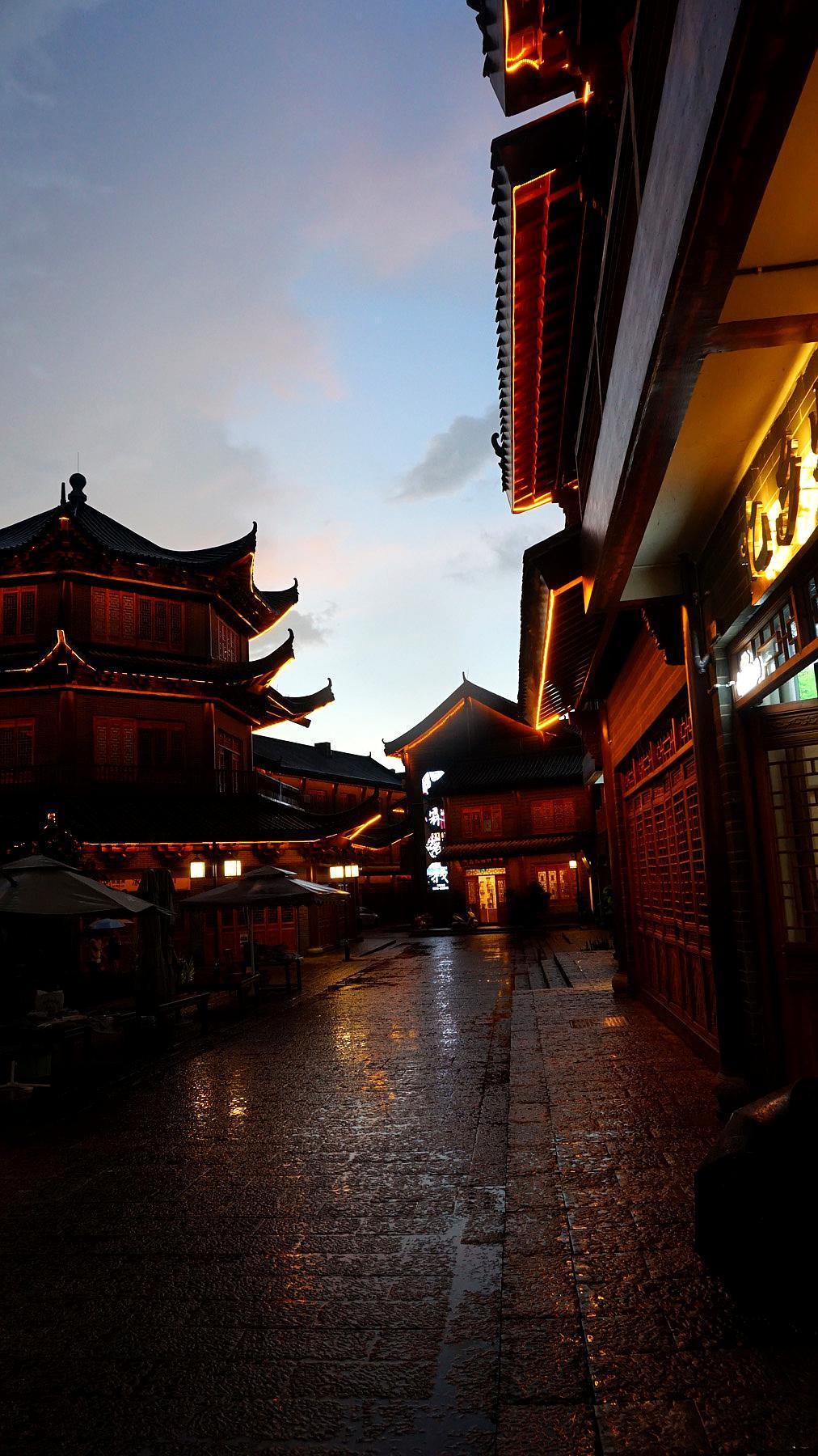 普洱茶马古城雨后夜景