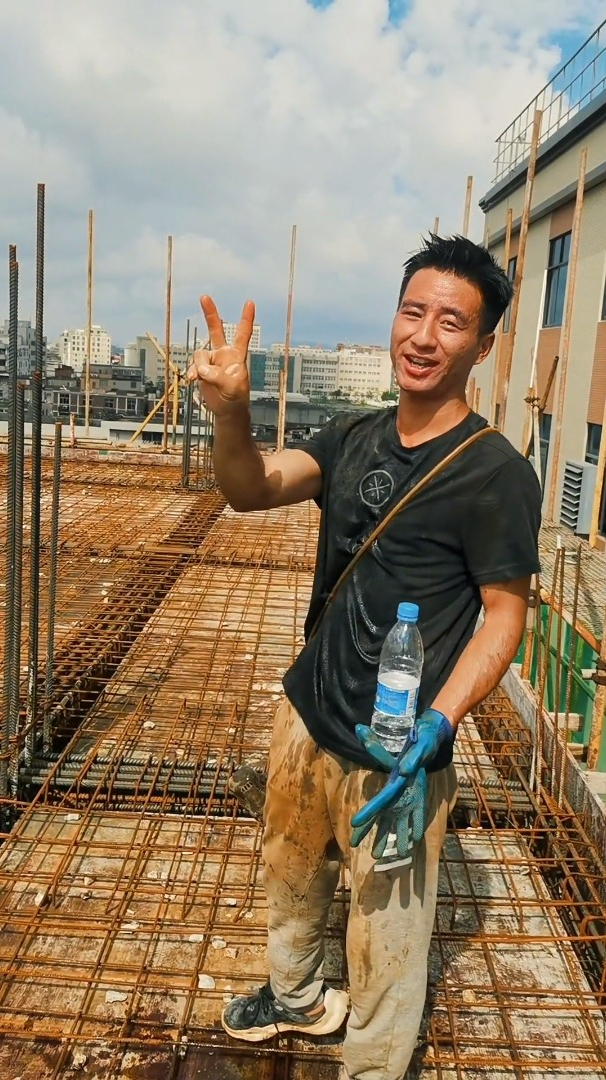 搞笑工地小哥 生活嘛,笑笑就好了 来 笑一个!-度小视