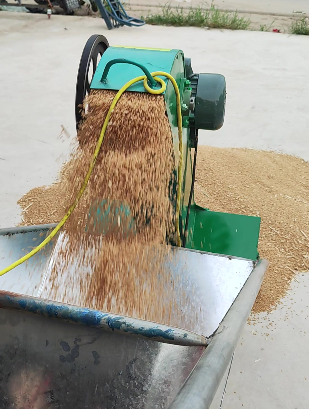 收粮食必备的扒粮食神器,小型四驱自走式扒谷机扒粮机-度小视