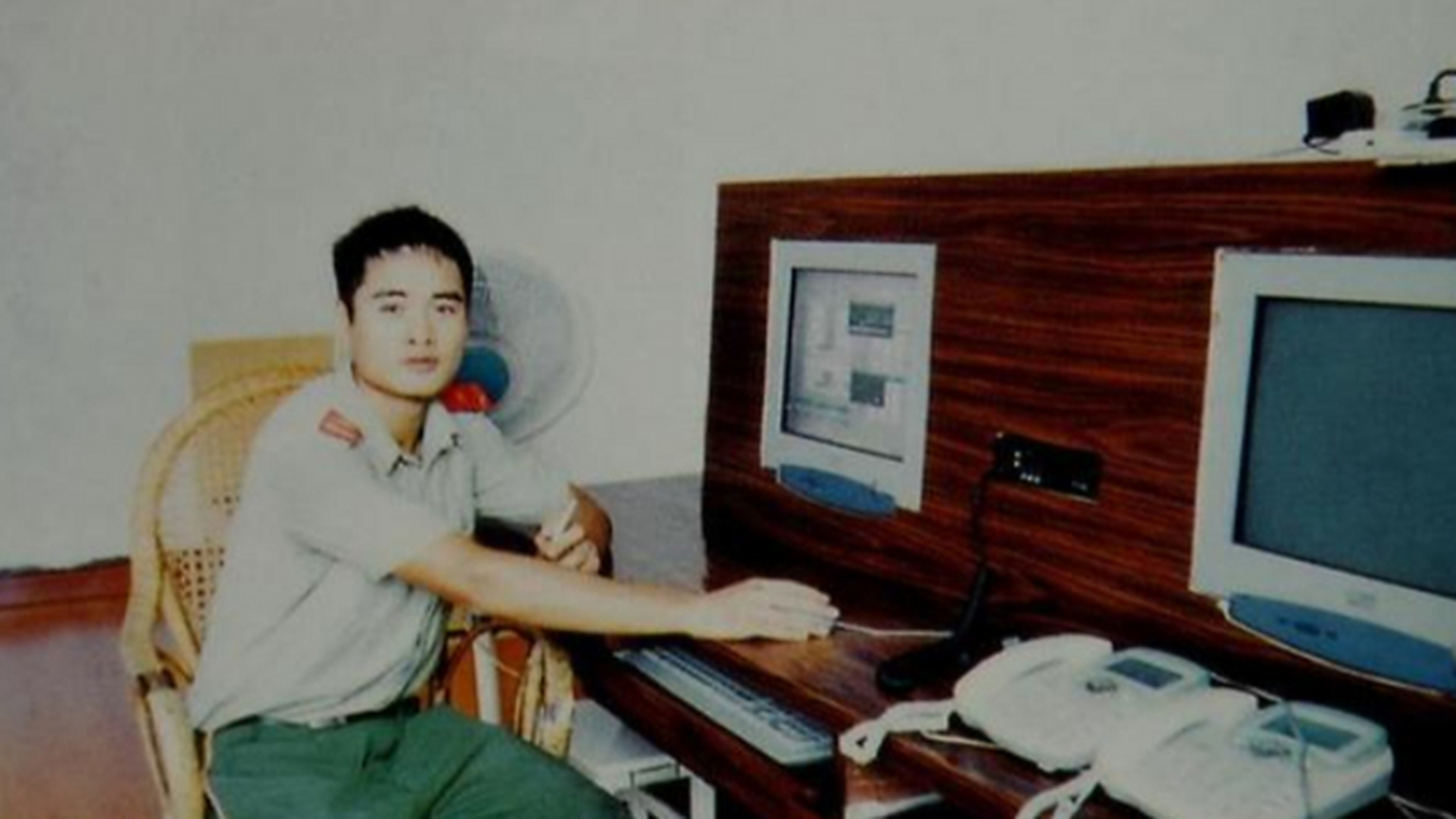 2004年,英俊潇洒的谢晓辉,高高的个子穿着精神的武警军装,和身边一身