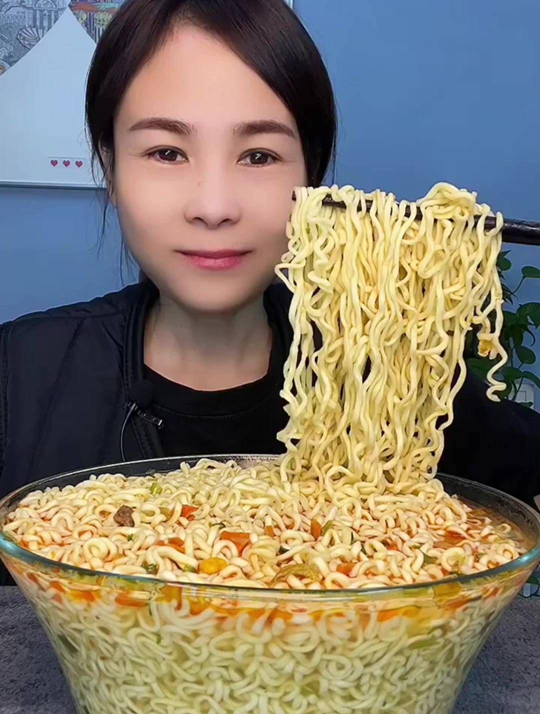 这满满一大盆泡面,直接满足了-度小视