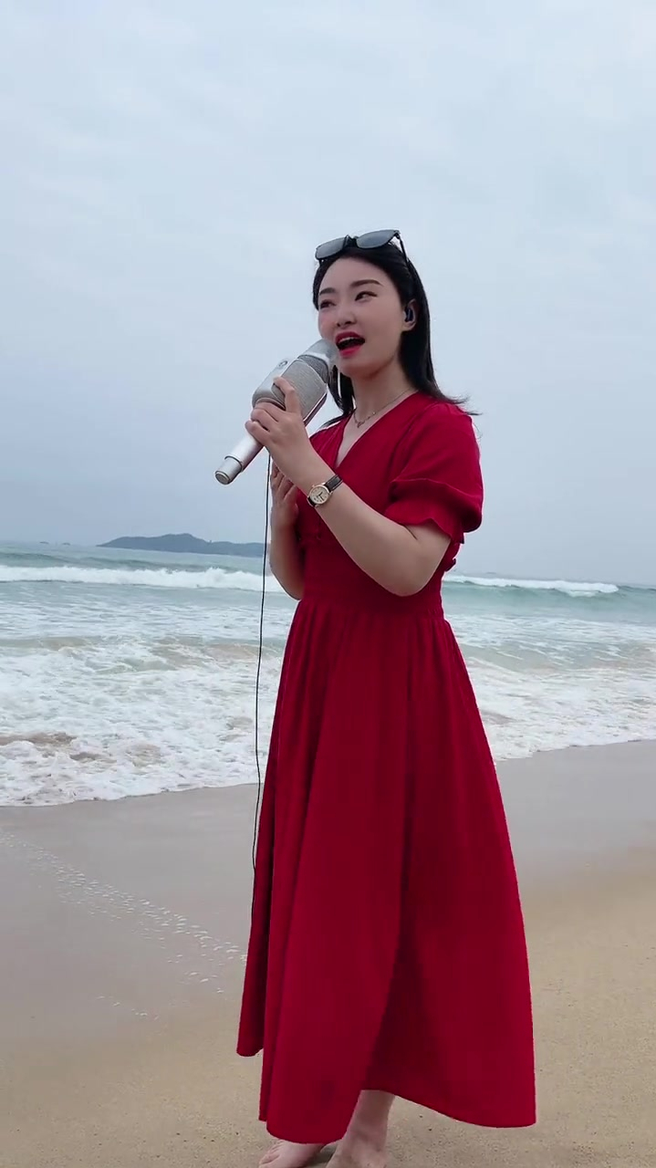 歌手陈维在海边演唱这首珊瑚颂希望大家喜欢