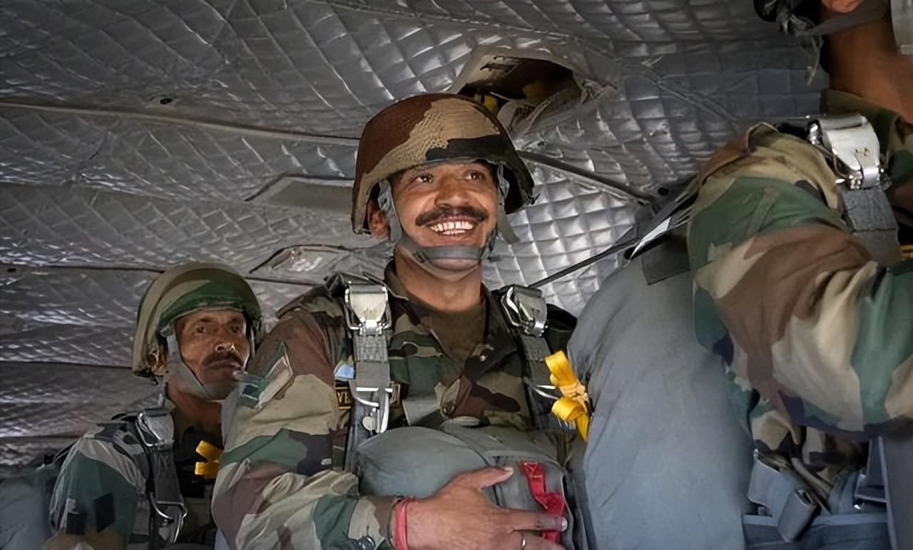 回顾印军伞兵跳伞变集体葬礼上万美元的降落伞一个也打不开