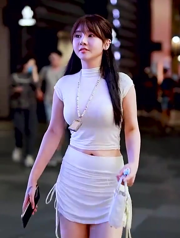 街拍美女:身高腿长,十分丰腴,这身材是真实的吗