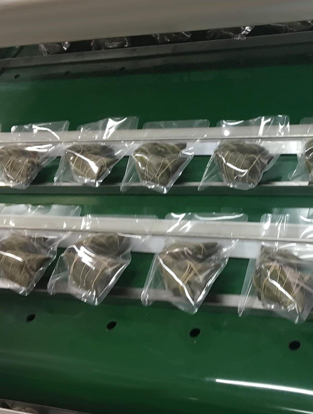粽子滚动式连续真空包装机粽子加工厂的优选设备-度小视