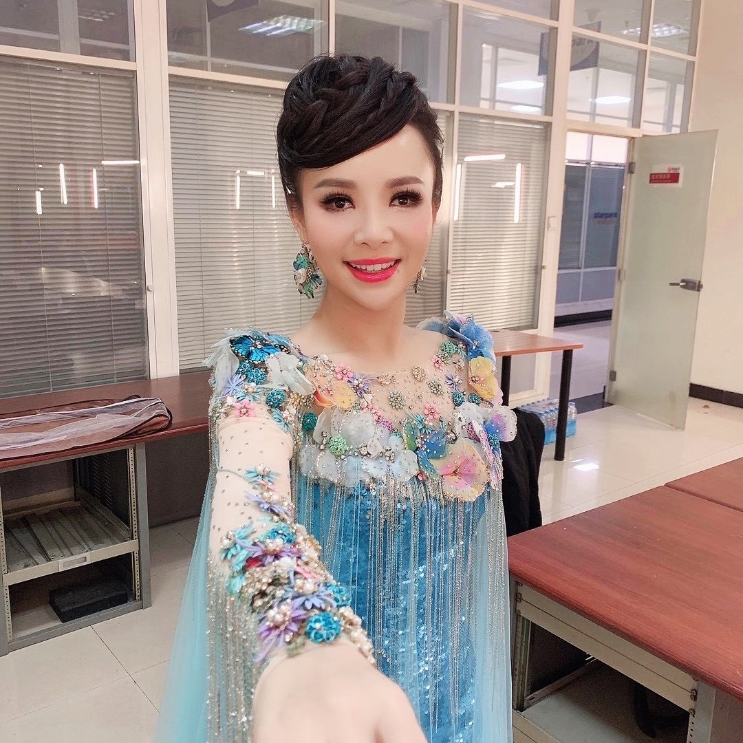 星光大道盲人歌手刘赛,军人丈夫主动捐献眼睛,如今现状如何?