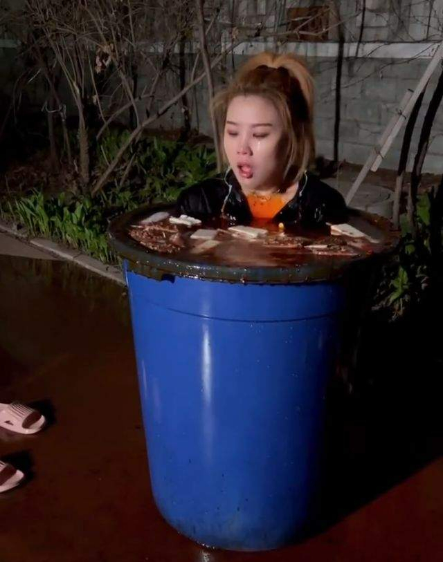 千万女网红"琪儿"在和另外一位网红打pk的时候,吃猪食给猪下跪