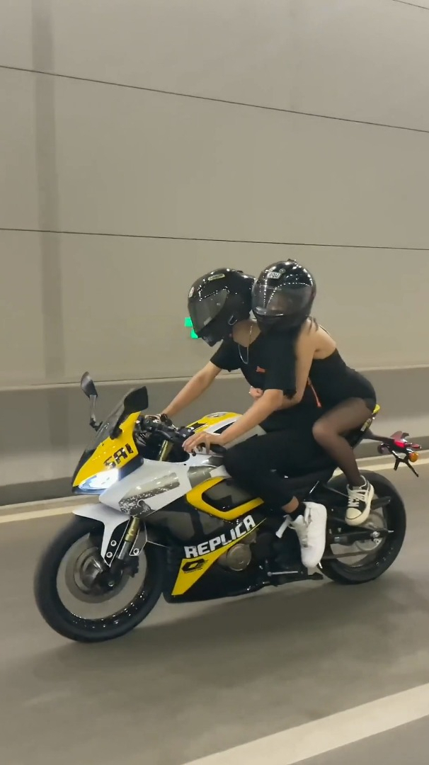 美女穿的太少了,冻得紧紧抱住男骑士,要风度不要温度啊