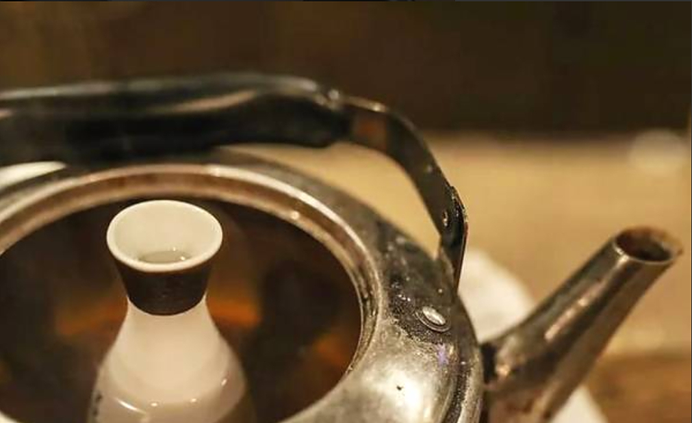 "烫"过的酒真的好喝吗?为啥老一辈儿喜欢的烫酒,年轻人却不喝